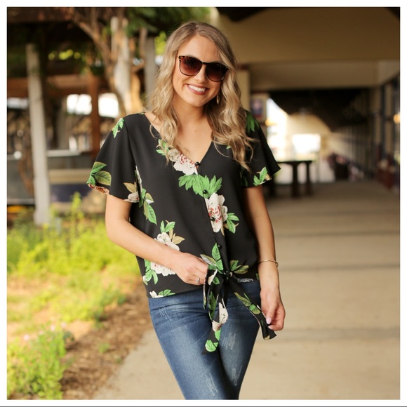 ✨LAST ONE✨Black Floral Tie Front Top - Picture 4 of 6